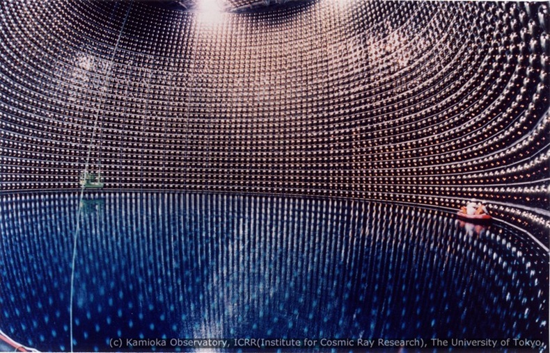LA CAZA DE NEUTRINOS SIGUE SIENDO MÁS IMPORTANTE QUE OTROS TEMAS