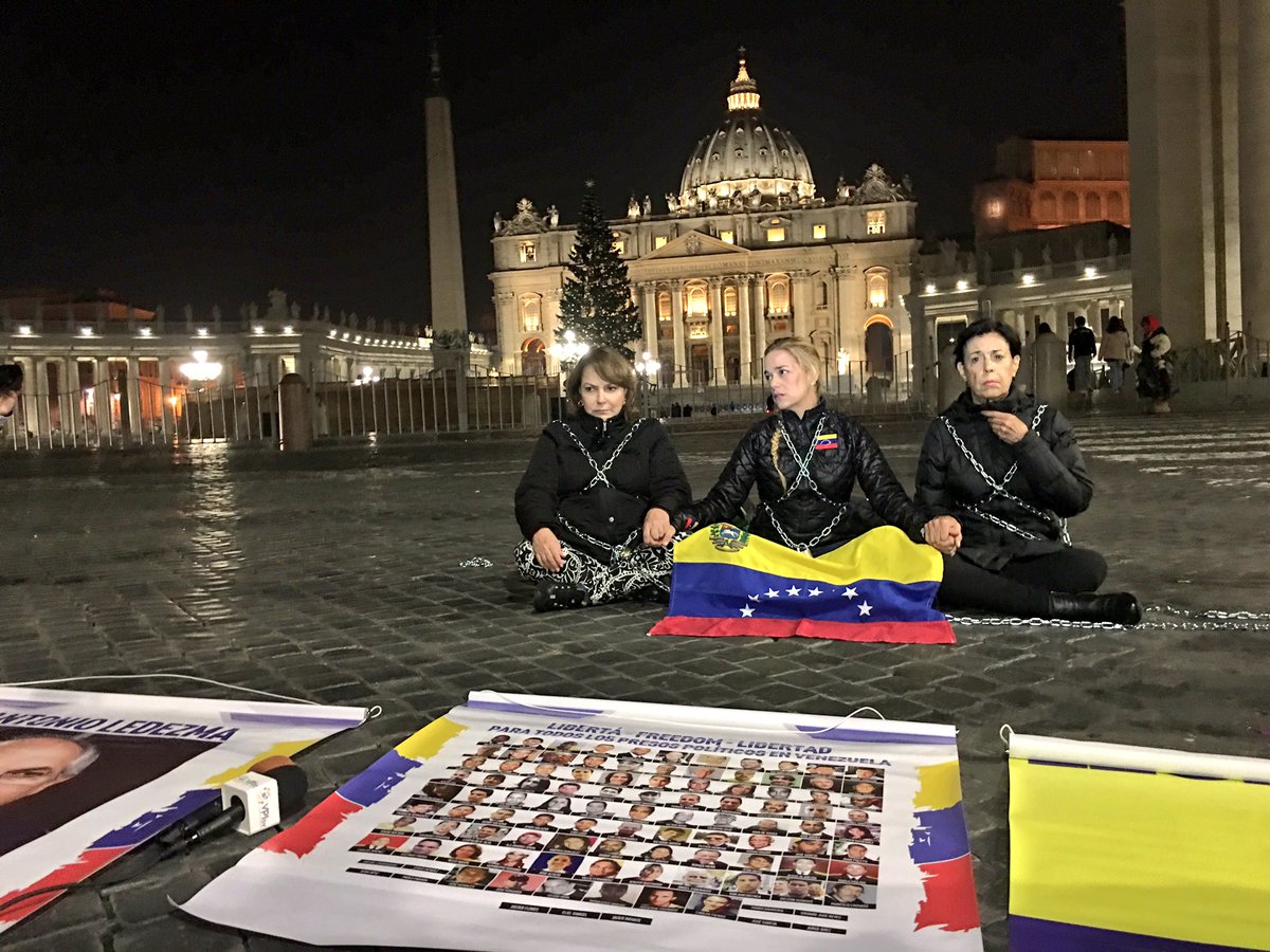 ENCADENADAS EN EL VATICANO PIDIENDO LA LIBERACIÓN DE PRESOS VENEZOLANOS