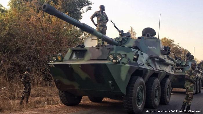 TROPAS DE GAMBIA ENTRAN EN SENEGAL PARA DEPONER EL DICTADOR