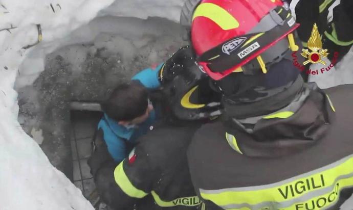 MÁS SUPERVIVIENTES RESCATADOS DEL HOTEL SEPULTADO POR LA NIEVE EN ITALIA