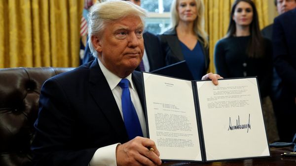 TRUMP SE VE OBLIGADO A DAR MARCHA ATRÁS EN EL VETO MIGRATORIO