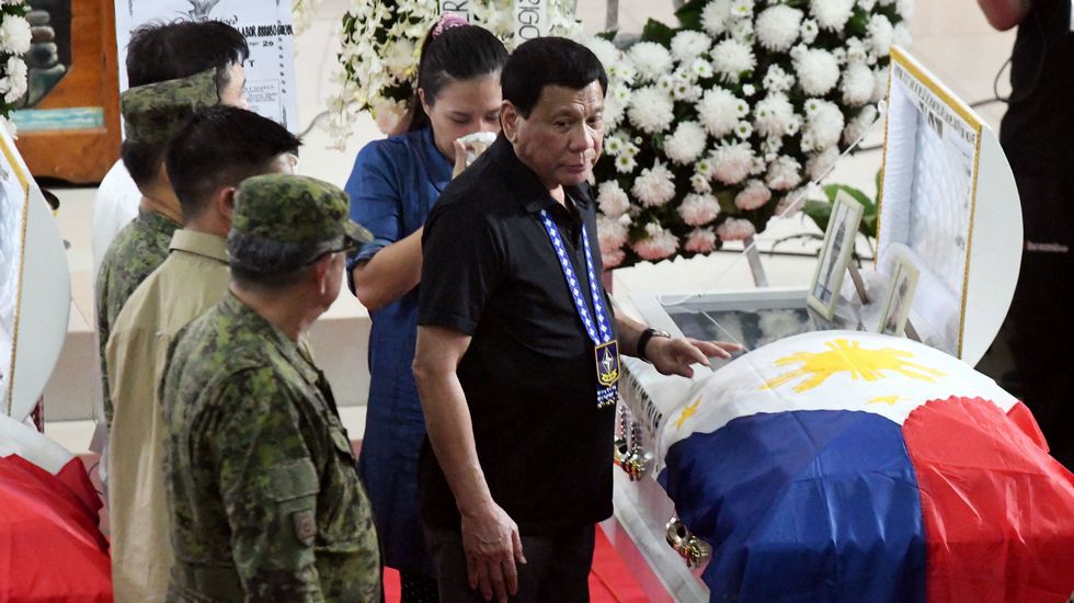 DUTERTE TAMBIÉN LE DECLARA LA GUERRA A LA IGLESIA.