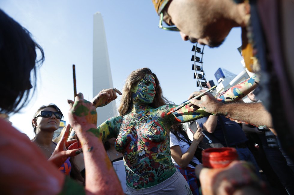 MUJERES SE MANIFIESTAN, HOMBRES MIRAN