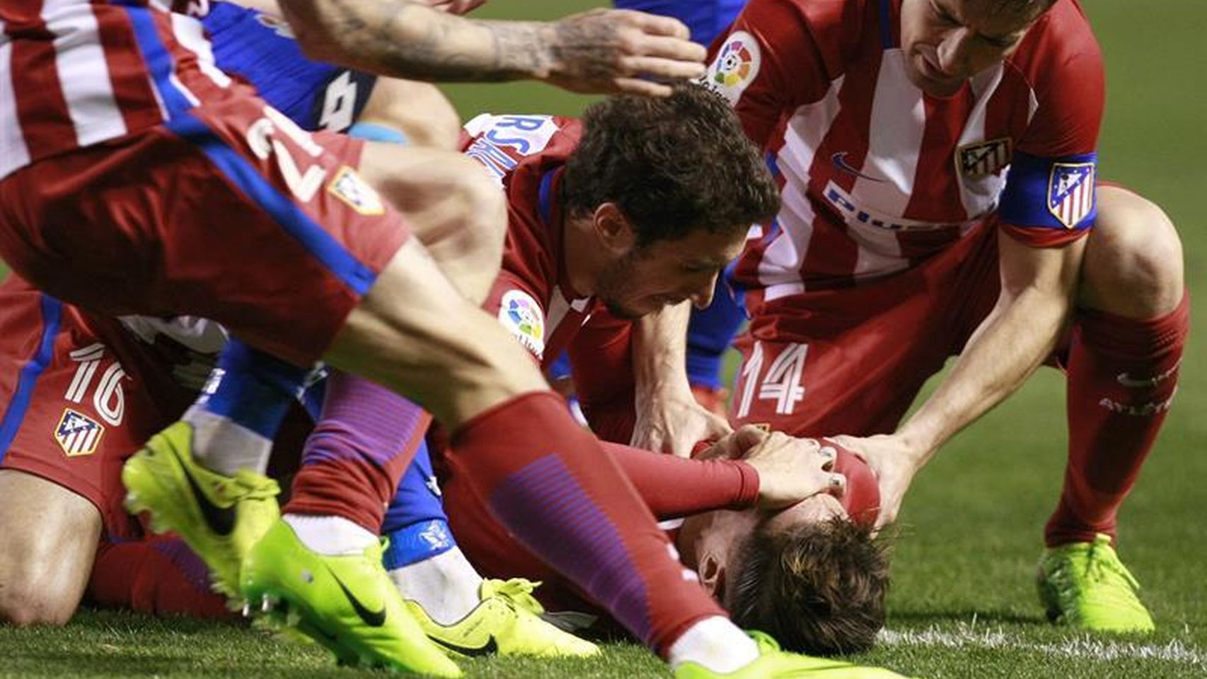 SUSTO FUTBOLÍSTICO CON EL ‘NIÑO’ TORRES EN RIAZOR