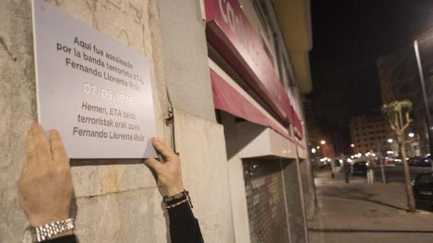 LOS AYUNTAMIENTOS DE BILBAO Y SAN SEBASTIÁN RETIRAN PLACAS EN MEMORIA DE VÍCTIMAS DE ETA