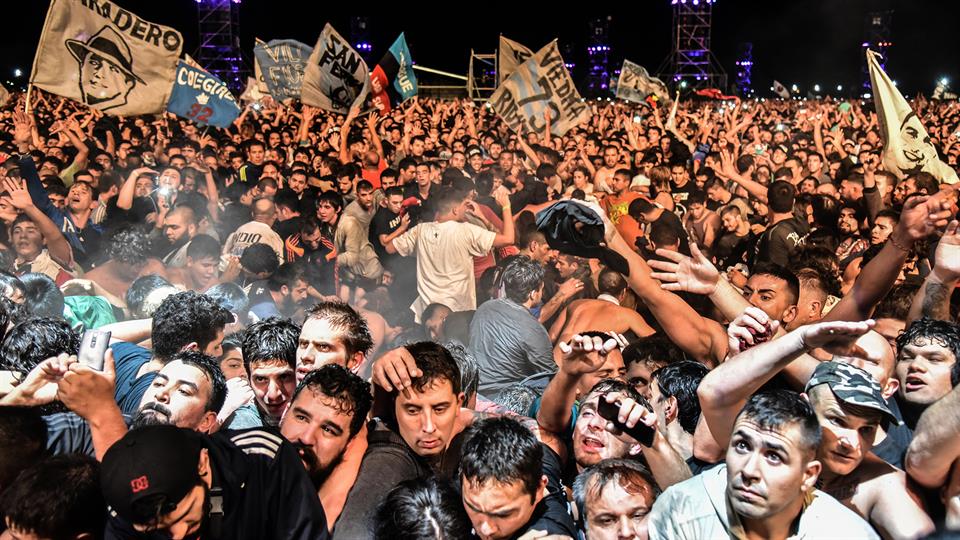 TRAGEDIA EN UN MULTITUDINARIO CONCIERTO DEL INDIO SOLARI EN ARGENTINA