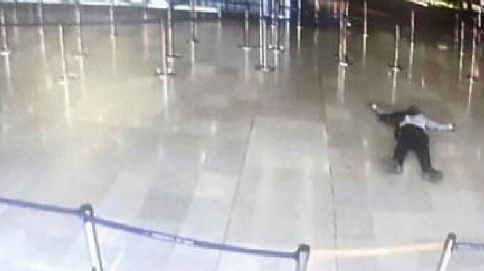 LA POLICÍA ANTITERRORISTA ABATE A UN CIUDADANO FRANCÉS EN EL AEROPUERTO DE ORLY