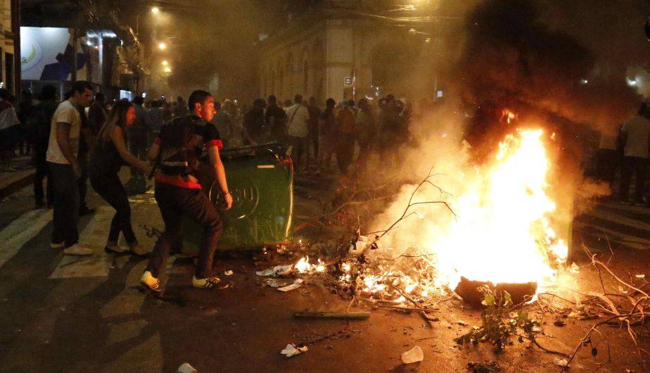 DISTURBIOS EN PARAGUAY TERMINAN CON UN MUERTO Y EL CONGRESO EN LLAMAS