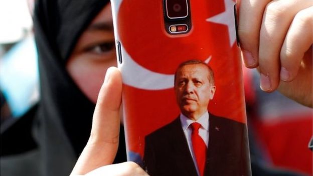 ERDOGAN GANA POR LA MÍNIMA UN REFERÉNDUM QUE LE DA MÁS PODER