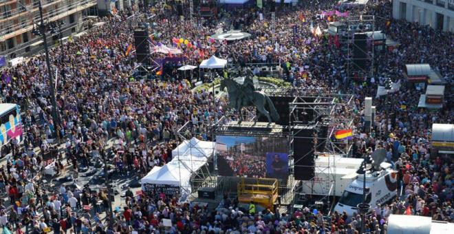 SEGUIDORES DE PODEMOS SE CONCENTRAN EN SOL APOYANDO LA MOCIÓN DE CENSURA