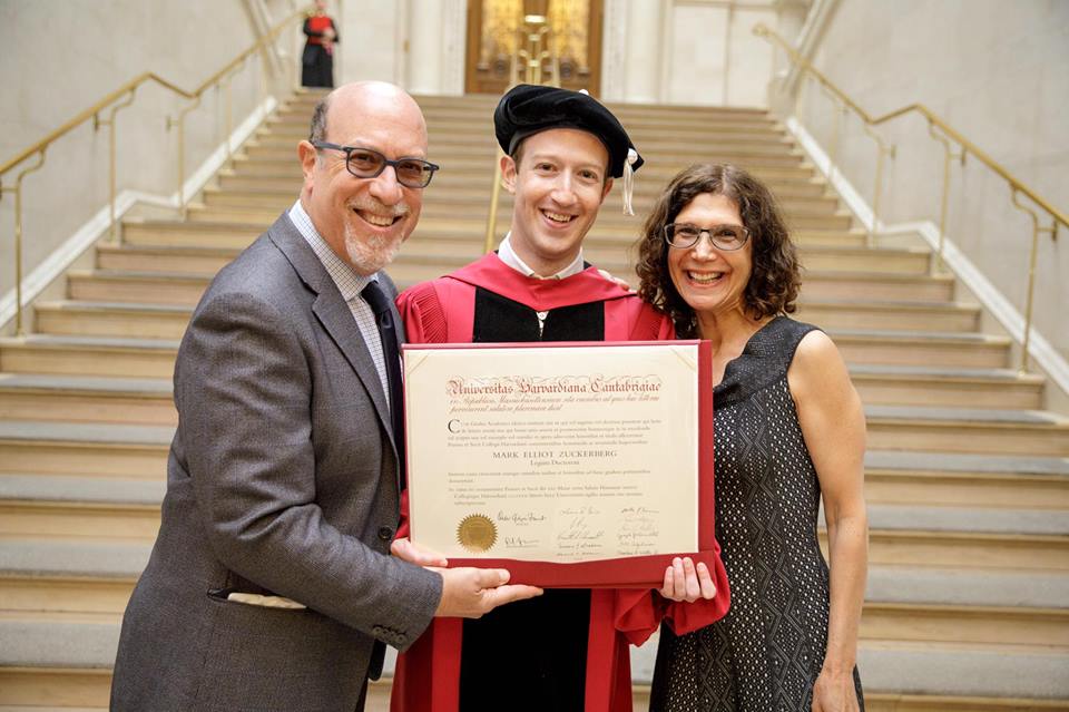 FINALMENTE, ZUCKERBERG SE GRADÚA EN HARVAR Y HACE UN EMOTIVO DISCURSO