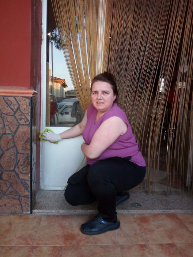 HACE FRENTE Y BLOQUEA CON UNA FREGONA A UN HOMBRE QUE ACABABA DE APUÑALAR A SU PAREJA