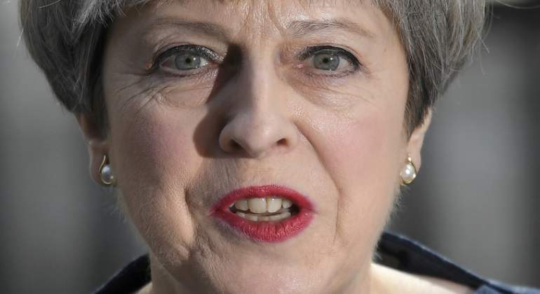 THERESA MAY, EN LA CUERDA FLOJA
