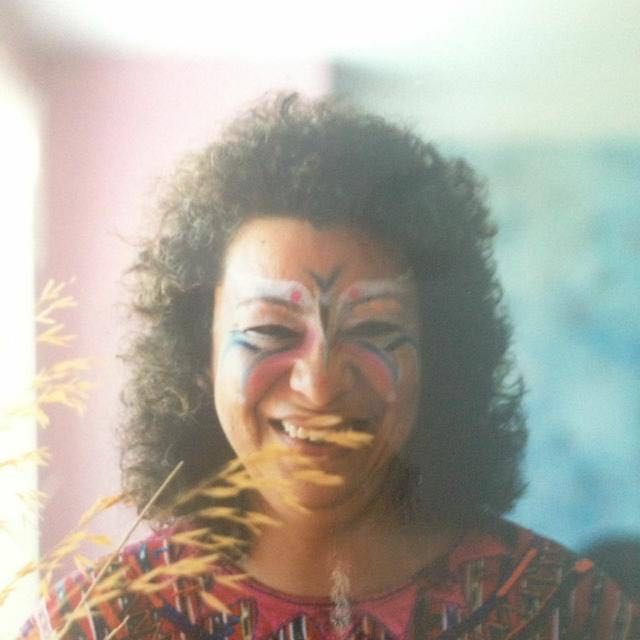 BUEN VIAJE A UNA MUJER FRANCA Y DE RELUCIENTE SONRISA