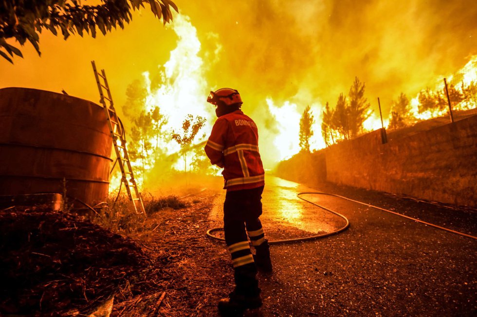 GIGANTESCO Y DESCONTROLADO INCENDIO EN PORTUGAL