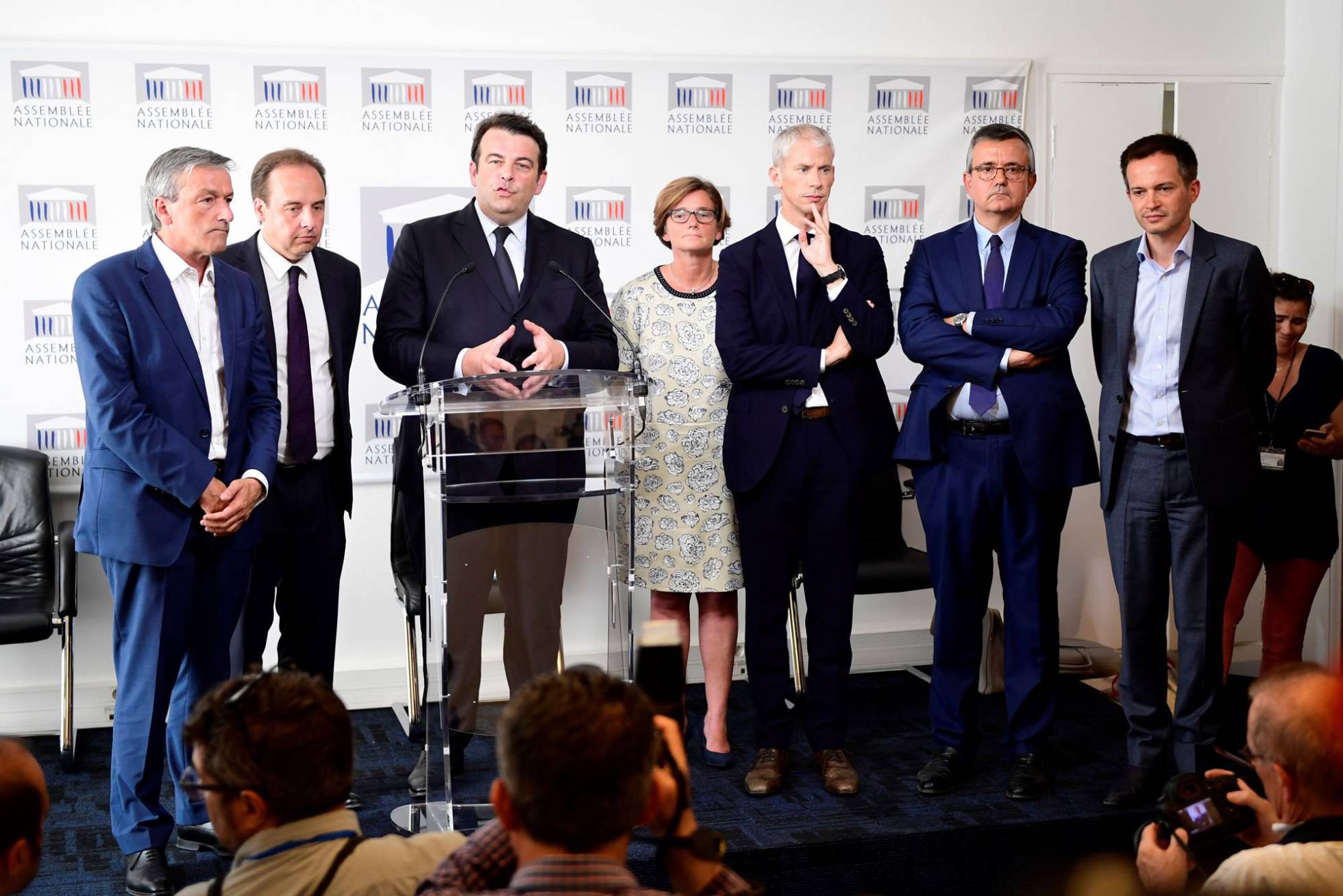 DESCOMPOSICIÓN DE LA ESCENA POLÍTICA FRANCESA, TANTO POR PARTE DEL GOBIERNO COMO DE LA OPOSICIÓN