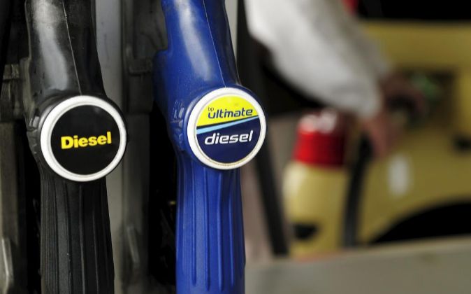 EL LITRO DE DIÉSEL POR LOS SUELOS EN LAS GASOLINERAS 'LOW COST'