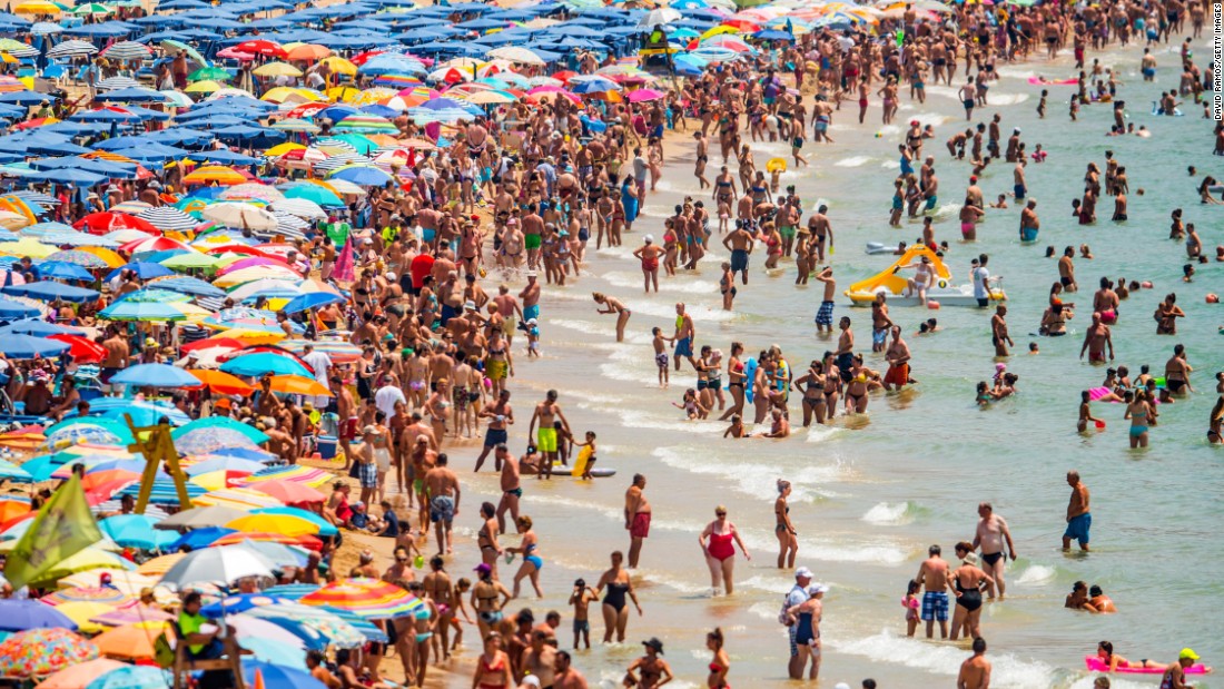 Y LLEGAN MÁS Y MÁS Y MÁS TURISTAS A ESPAÑA
