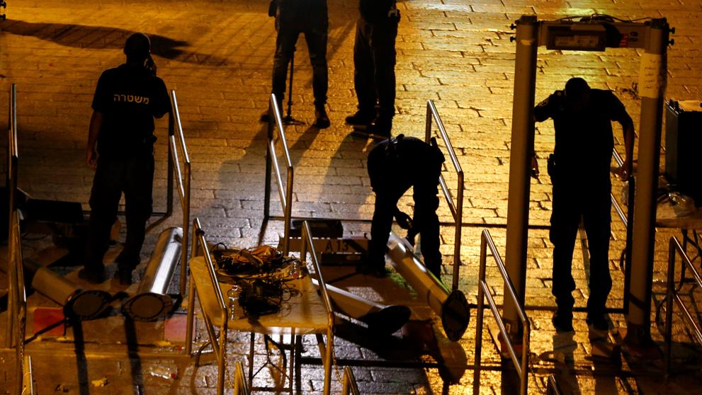 ISRAEL QUITA LOS DETECTORES DE METALES