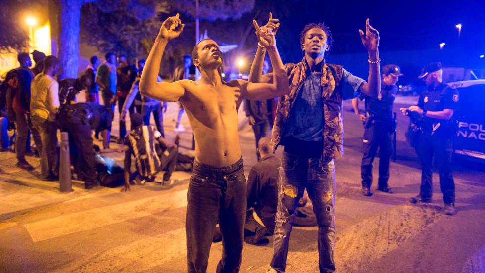 NUEVOS INMIGRANTES CONSIGUEN SALTAR LA VALLA DE CEUTA