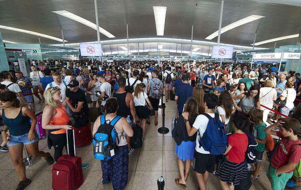 CAOS EN EL AEROPUERTO DE BARCELONA POR LA HUELGA DE CELO