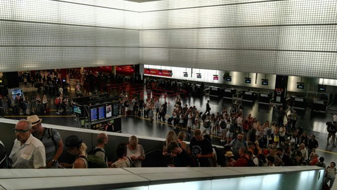 SIGUE LA HUELGA EN EL AEROPUERTO DE BARCELONA