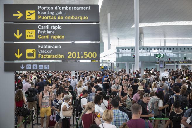 EL AEROPUERTO DE BARCELONA SIGUE EN HUELGA DE CELO