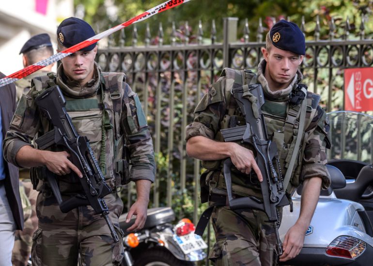 ATROPELLO DELIBERADO DE SEIS MILITARES A LAS AFUERAS DE PARÍS