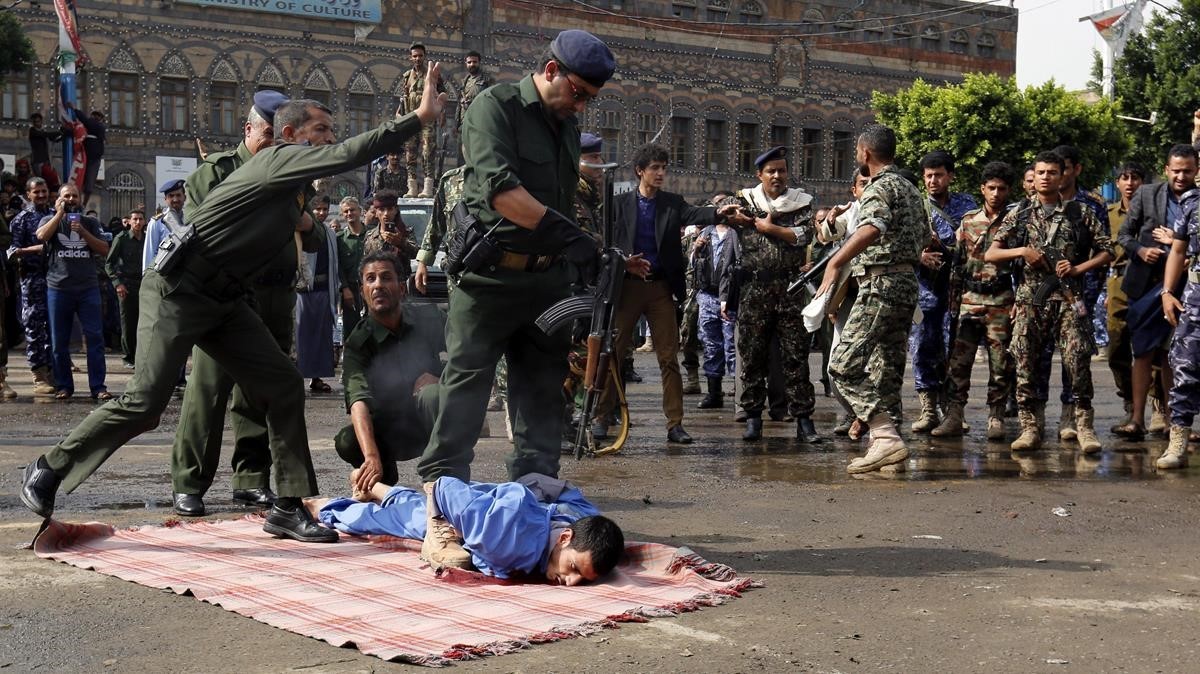 BRUTAL EJECUCIÓN PÚBLICA EN YEMEN