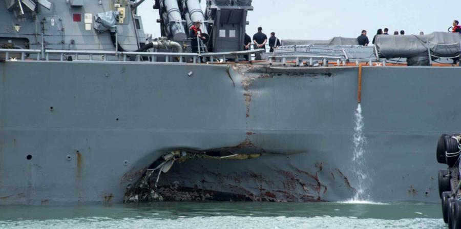 DIEZ DESAPARECIDOS EN UN DESTRUCTOR NORTEAMERICANO
