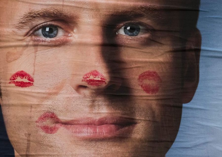 MACRON ES UN HOMBRE MUY PREOCUPADO POR SU IMAGEN