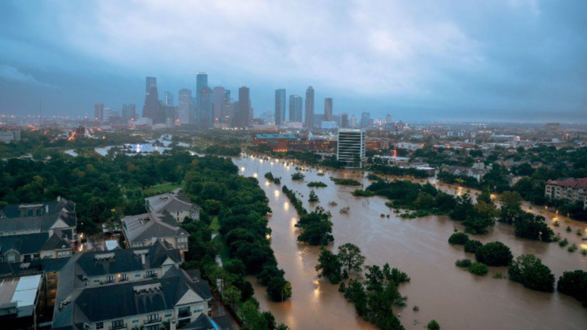 HOUSTON ES DURAMENTE CASTIGADA POR EL HURACÁN HARVEY