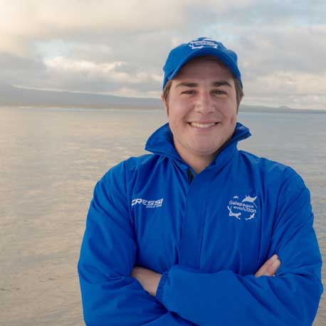 UN ECÓLOGO ESPAÑOL DESCUBRE UNA FLOTA CHINA QUE TRAFICA CON TIBURONES EN GALÁPAGOS