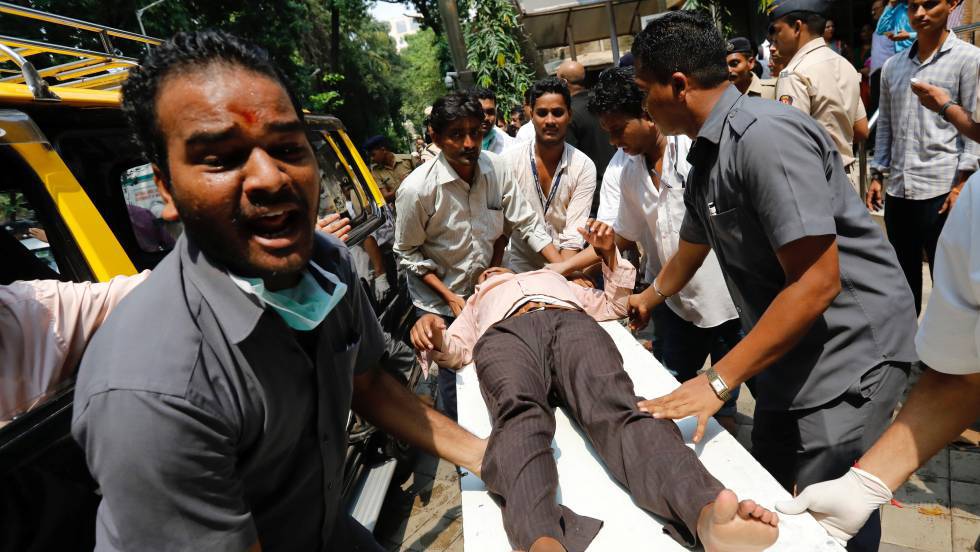 DRAMÁTICA ESTAMPIDA EN UNA ESTACIÓN DEL TREN DE BOMBAY