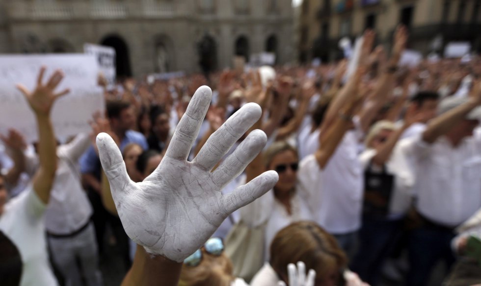 AHORA TODOS PIDEN DIÁLOGO… MENOS EL REY Y LOS POLÍTICOS EN CONFLICTO