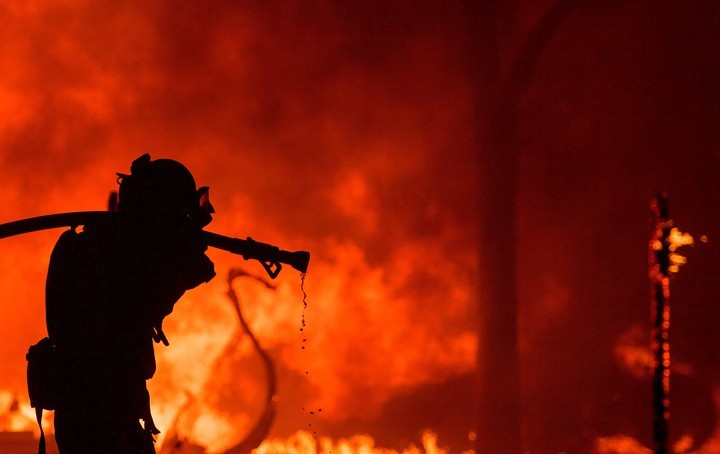LOS ‘VIENTOS DEL DIABLO’ GENERAN UN INFIERNO EN CALIFORNIA