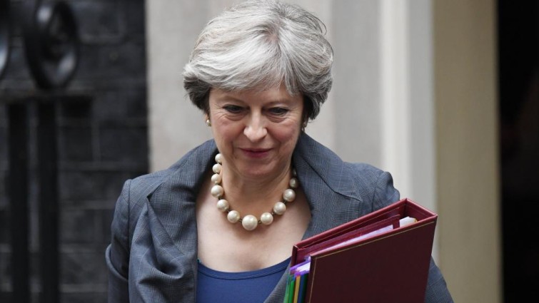 MAY TOMA LAS RIENDAS Y SE VA A BRUSELAS PARA HABLAR CON JUNCKER