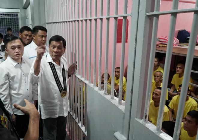DUTERTE ESTÁ DEMASIADO INFLUENCIADO POR LOS SÚPER HÉROES JUSTICIEROS