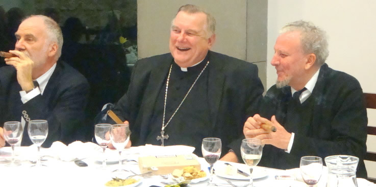 LOS MAYORES INGRESOS DEL VATICANO SON GASOLINA Y TABACO