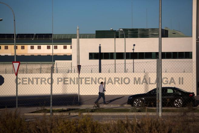 INTERIOR RECLUYE A CIENTOS DE INMIGRANTES EN UNA CÁRCEL SIN AGUA