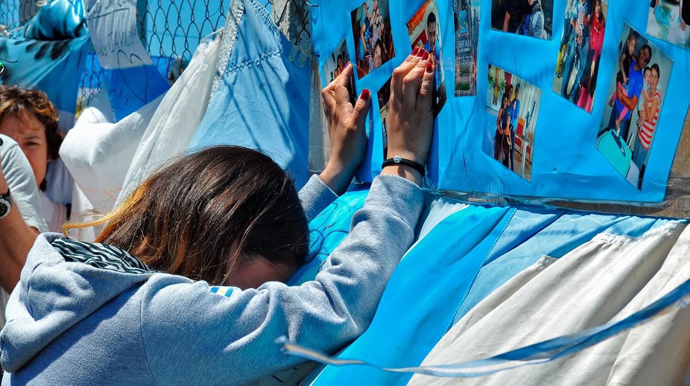 FAMILIARES DE LA TRIPULACIÓN DEL ARA SAN JUAN SE NIEGAN A ACEPTAR EL FIN DE LA BÚSQUEDA INTENSIVA