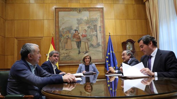 EL SALARIO MÍNIMO SUBIRÁ DE 707 EUROS A 850 EUROS EN TRES AÑOS EN ESPAÑA