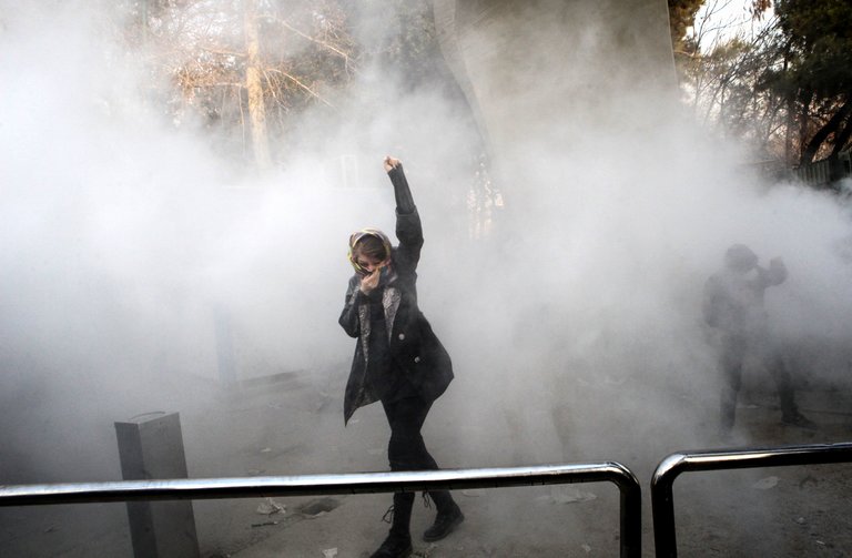 IRÁN COMIENZA EL AÑO CON SORPRENDENTES PROTESTAS DE EXTRAÑA Y ABRUPTA APARICIÓN