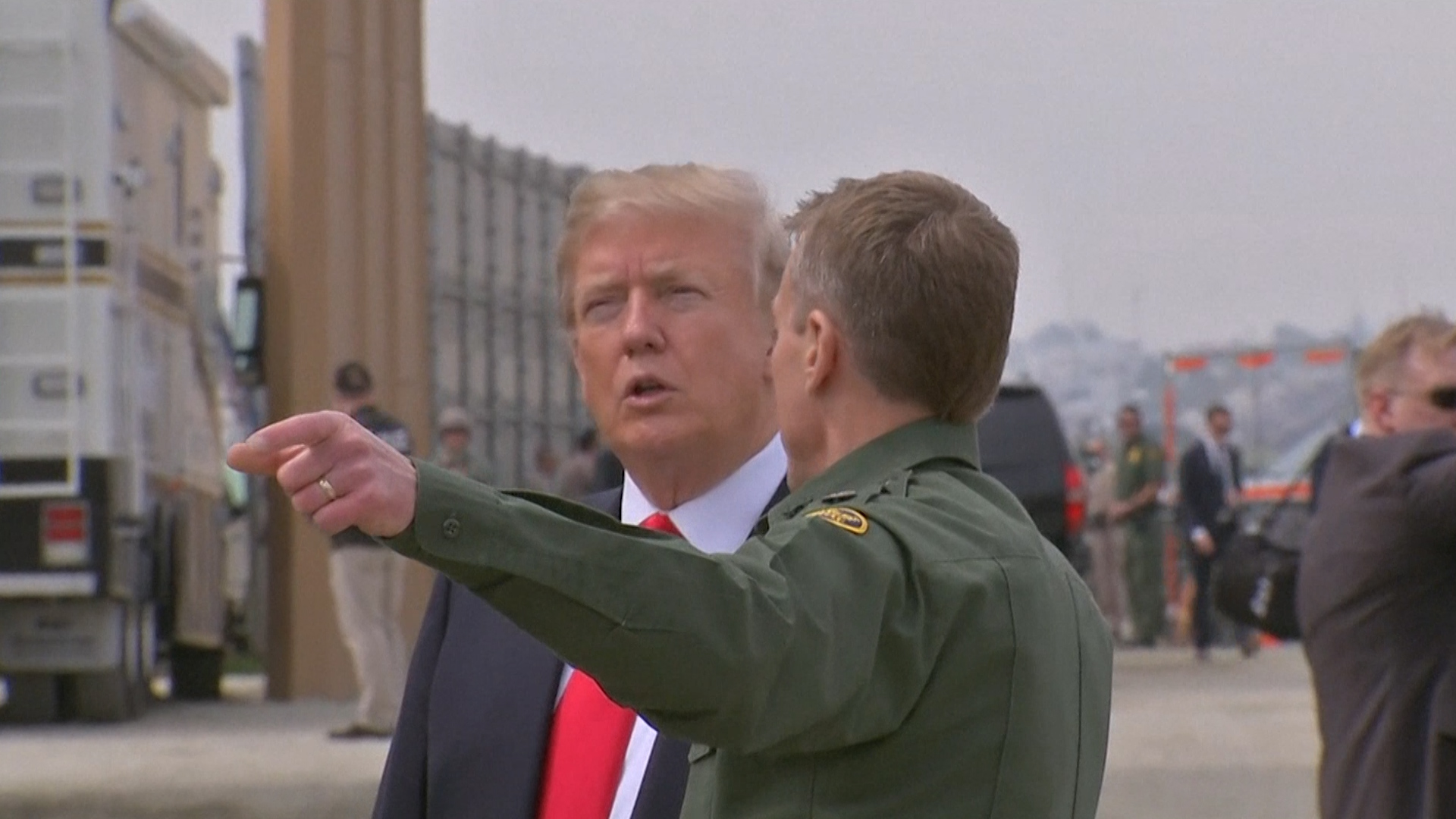 TRUMP Y SU EJERCITO: SE VAN DE SIRIA Y VAN A VIGILAR A MEJICO