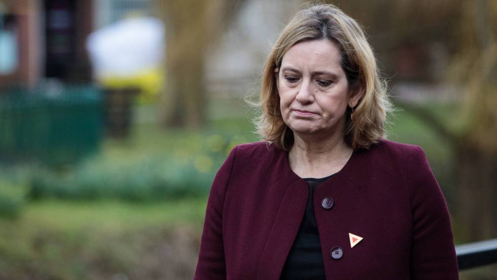 UN ESCÁNDALO MIGRATORIO EN UK SE COBRA LA CABEZA DE LA MINISTRA DEL INTERIOR, QUE YA TIENE SUSTITUTO