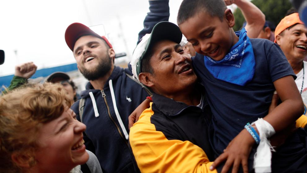 EE.UU. PERMITE LA ENTRADA A OCHO DE LA CARAVANA DE INMIGRANTES