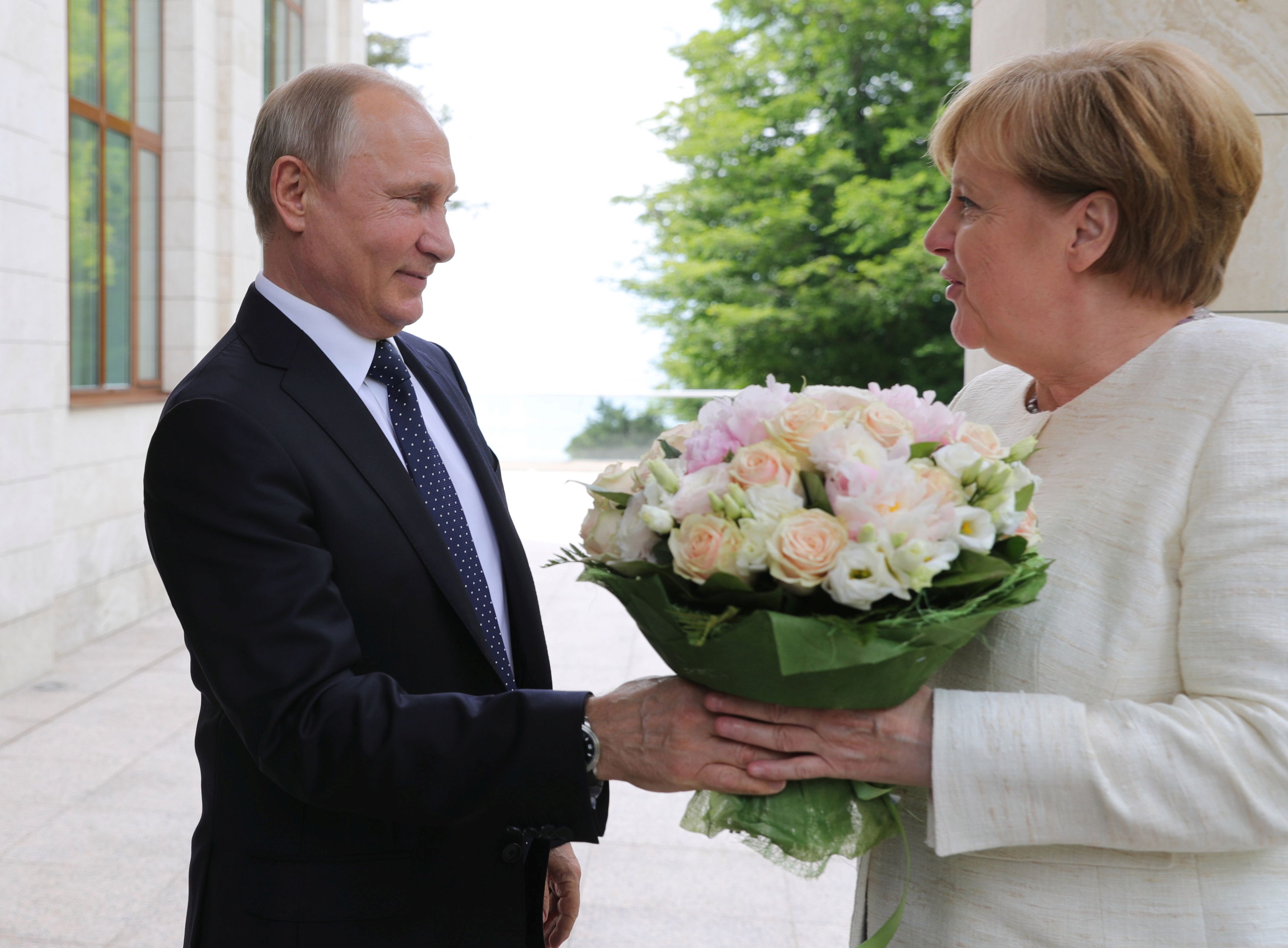 PUTIN SE REÚNE CON MERKEL PONIENDO LA MEJOR DE SUS CARAS