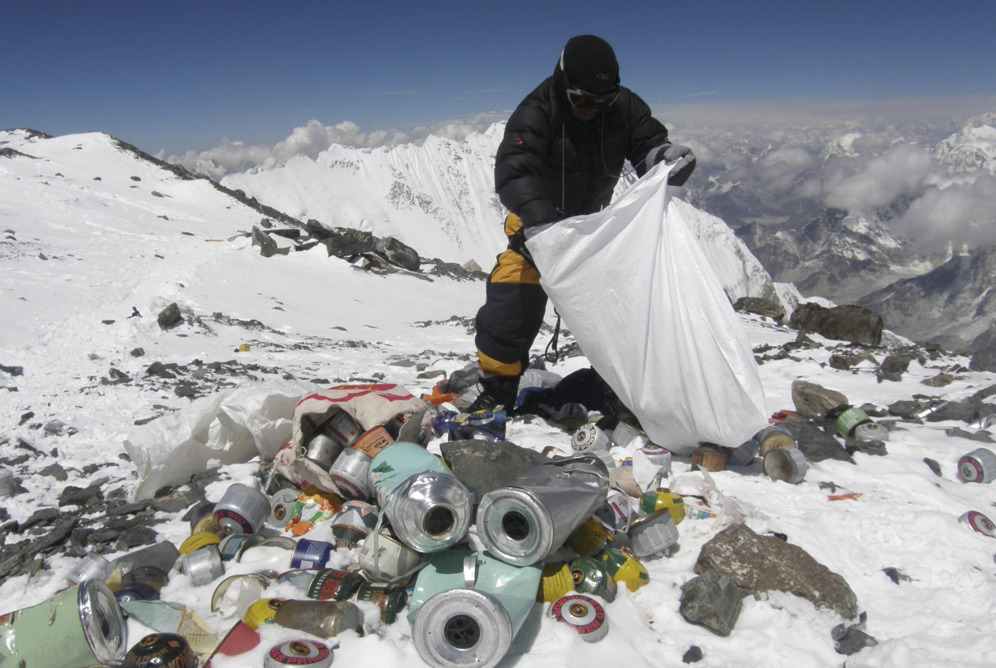 2,3 TONELADAS DE HECES HUMANAS Y 8,5 TONELADAS DE RESIDUOS EN EL EVEREST