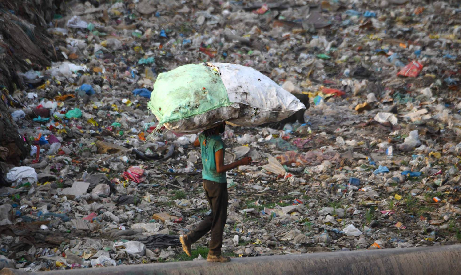 INDIA SE PREOCUPA POR SUS BASURAS PLÁSTICAS