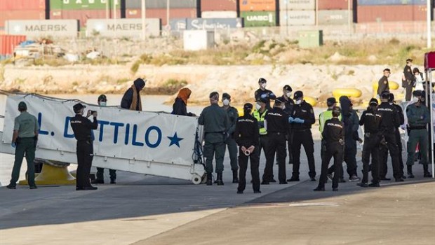 ESPAÑA ACEPTA INMIGRANTES PARA DEVOLVERLOS